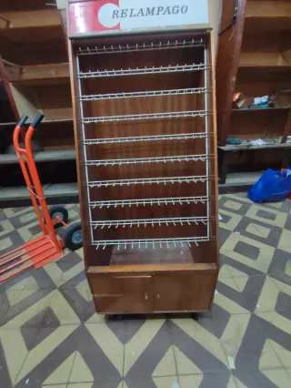 Mueble expositor antiguo cremalleras madera