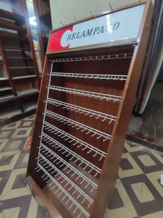Mueble expositor antiguo cremalleras madera