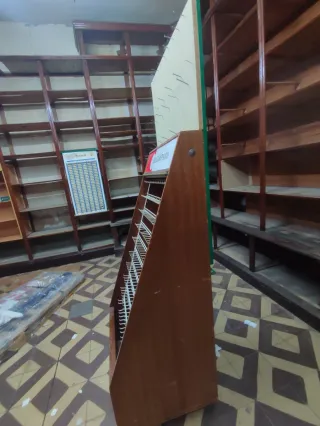 Mueble expositor antiguo cremalleras madera