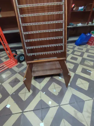 Mueble expositor antiguo cremalleras madera