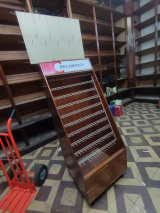 Mueble expositor antiguo cremalleras madera