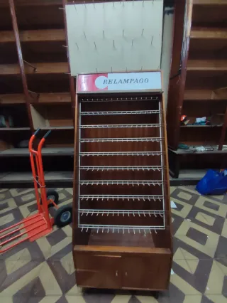 Mueble expositor antiguo cremalleras madera