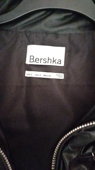 Chaleco efecto piel Bershka negro