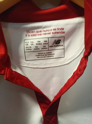 Camiseta Sevilla FC.   Nombre VITOLO  New Balance