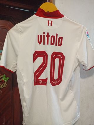 Camiseta Sevilla FC.   Nombre VITOLO  New Balance