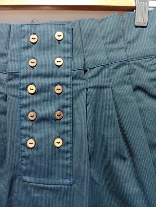 Falda gris azulada con botones