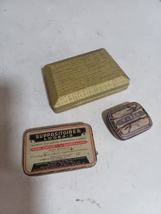 Vecchie scatole di latta