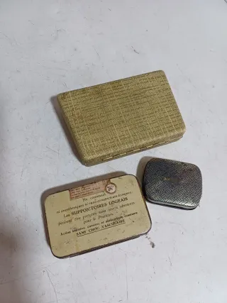 Vecchie scatole di latta