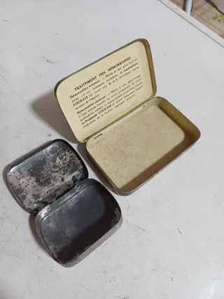 Vecchie scatole di latta