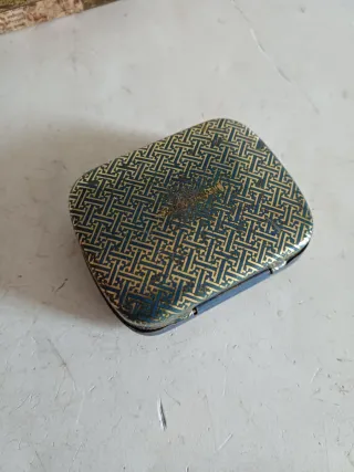 Vecchie scatole di latta