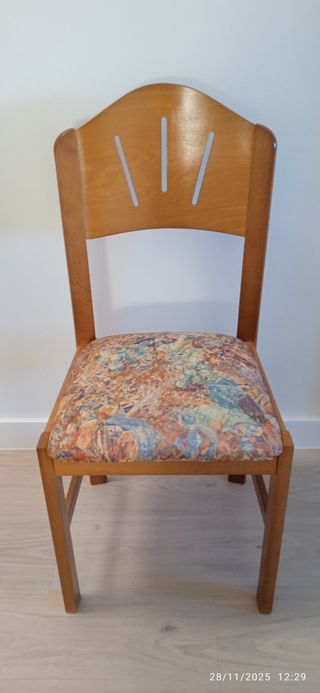 Juego de 4 sillas de madera tapizadas