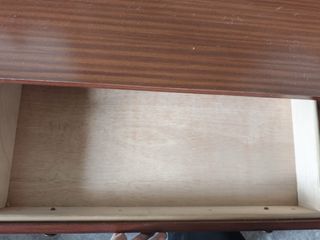 Tocador de madera con espejo y luces