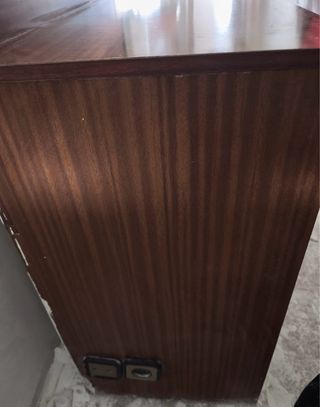 Tocador de madera con espejo y luces