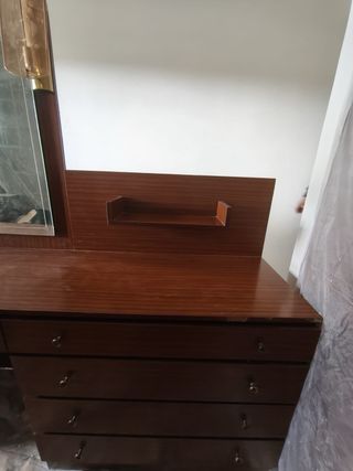 Tocador de madera con espejo y luces