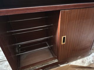 Tocador de madera con espejo y luces