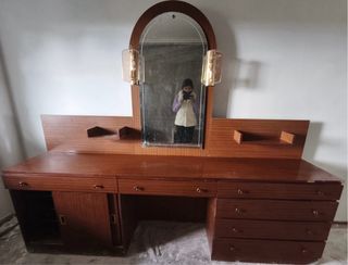 Tocador de madera con espejo y luces