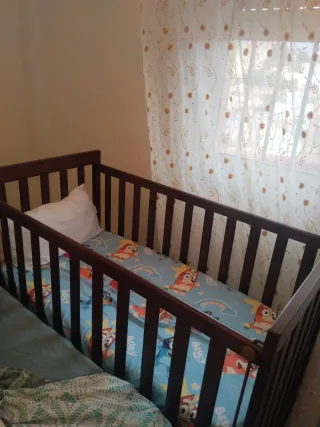 Cuna de bebé Micuna madera oscura