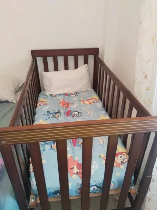 Cuna de bebé Micuna madera oscura