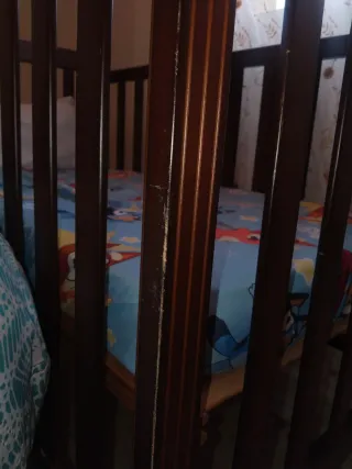 Cuna de bebé Micuna madera oscura