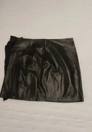 Minifalda negra efecto piel, da poca talla sería M