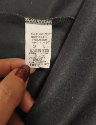 Minifalda negra efecto piel, da poca talla sería M