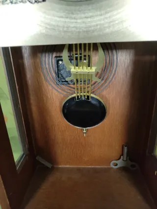 Reloj de pared con cuerda y sonería