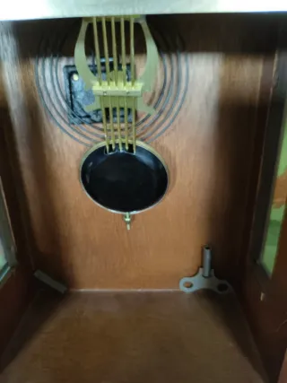 Reloj de pared con cuerda y sonería