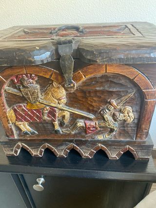 Baúl de madera tallado a mano