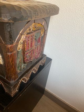 Baúl de madera tallado a mano