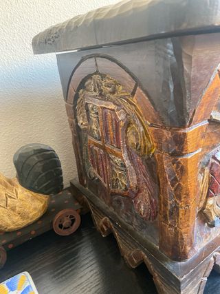 Baúl de madera tallado a mano