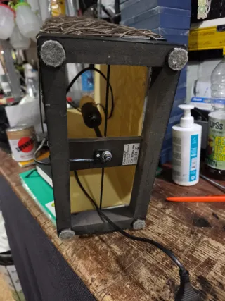 Lámpara de mesa mimbre y madera