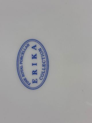 Vajilla de porcelana con tulipanes