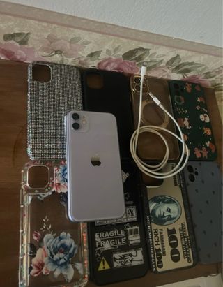 iPhone 11 con cover glitter e caricabatterie