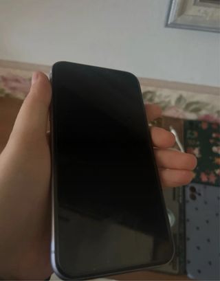 iPhone 11 con cover glitter e caricabatterie