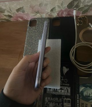 iPhone 11 con cover glitter e caricabatterie