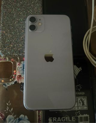 iPhone 11 con cover glitter e caricabatterie