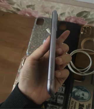 iPhone 11 con cover glitter e caricabatterie