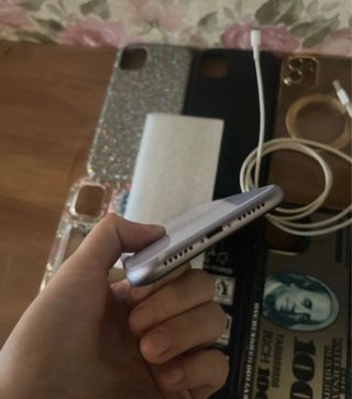 iPhone 11 con cover glitter e caricabatterie