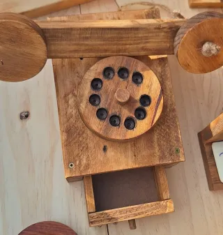 Teléfono decorativo de madera natural