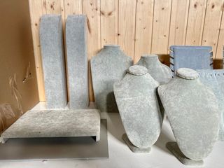 Lote A de 15 expositores joyeria terciopelo gris