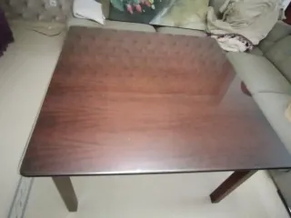 Mesa de caoba con tapa de cristal y ropa de diseño