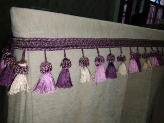 Mesa de caoba con tapa de cristal y ropa de diseño