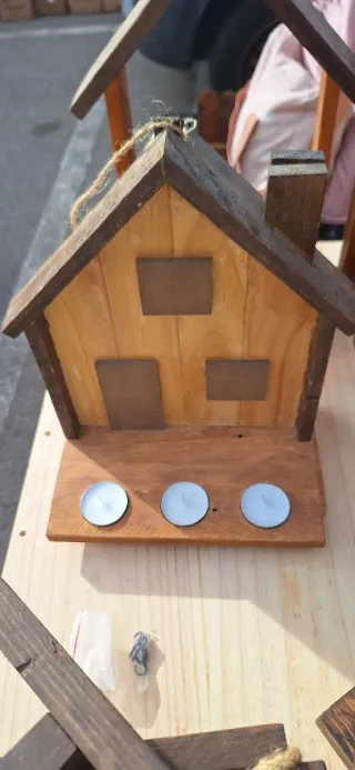 Portacandele in legno e iuta a forma di casetta