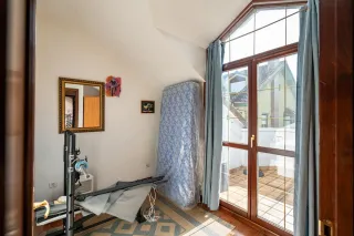 Comoda in legno e tessuto con cassetti per armadio