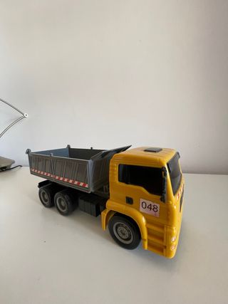 Camión de juguete amarillo con volquete