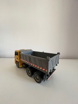 Camión de juguete amarillo con volquete