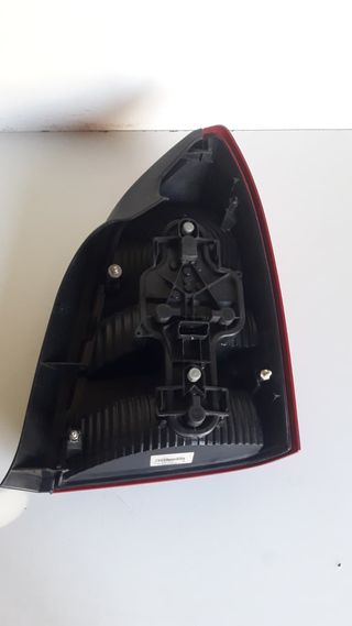 PILOTO TRASERO IZQUIERDO - NISSAN P12