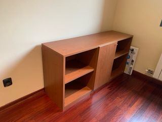 Librería de madera marrón