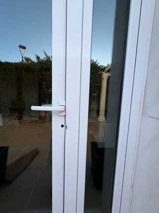 Puerta aluminio con cristal blindado