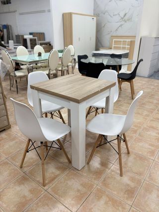 Mesa extensible blanca con 4 sillas